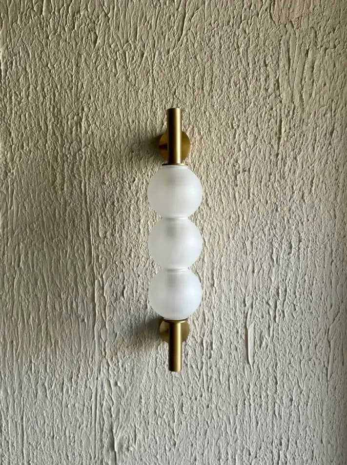 Tripple orb wall light